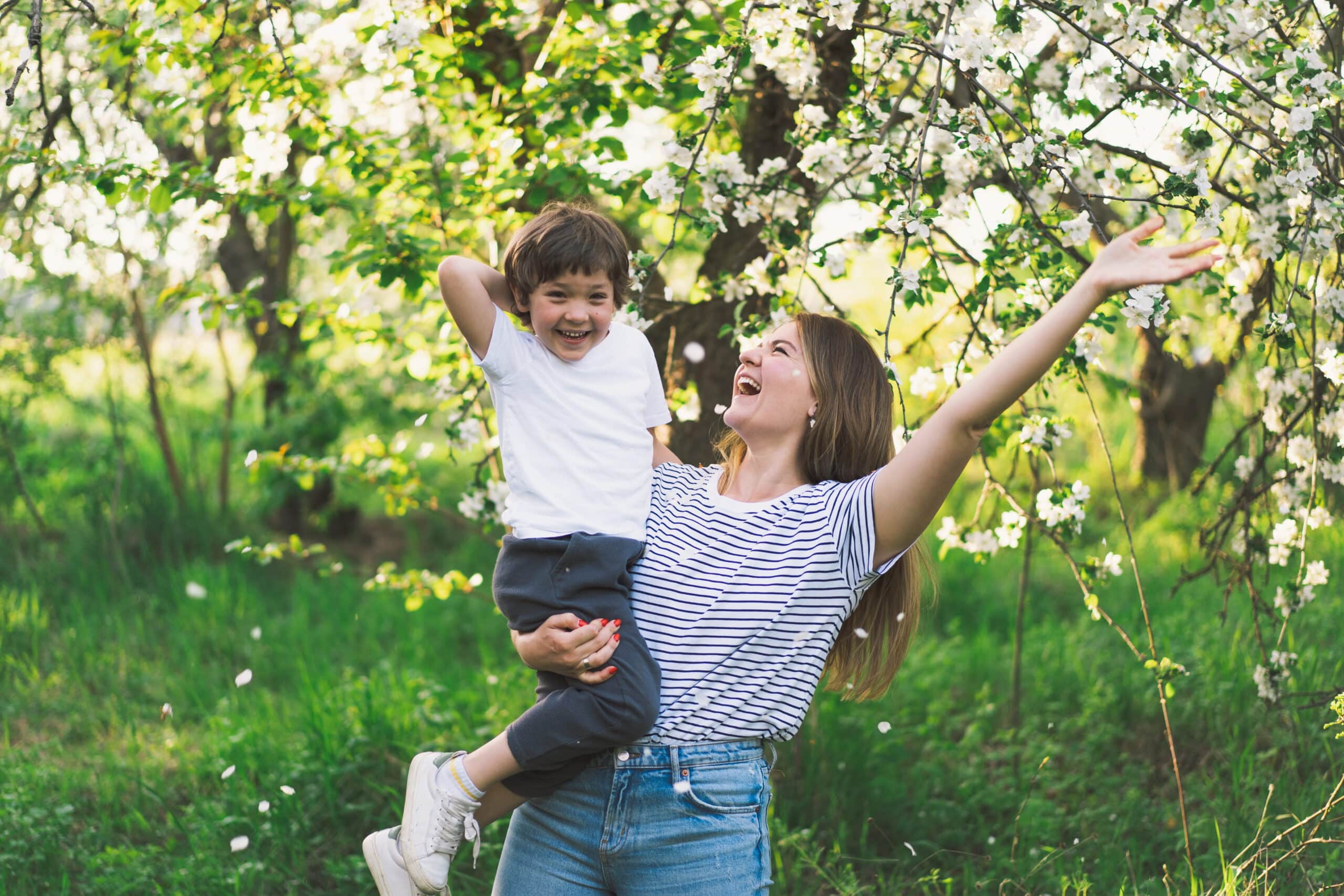 Mutter und ihr glücklicher Sohn spielen im Freien