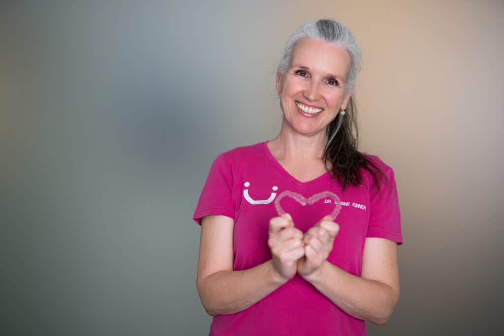 Kieferorthopädin Dr. Kinner zeigt ihre Aligner