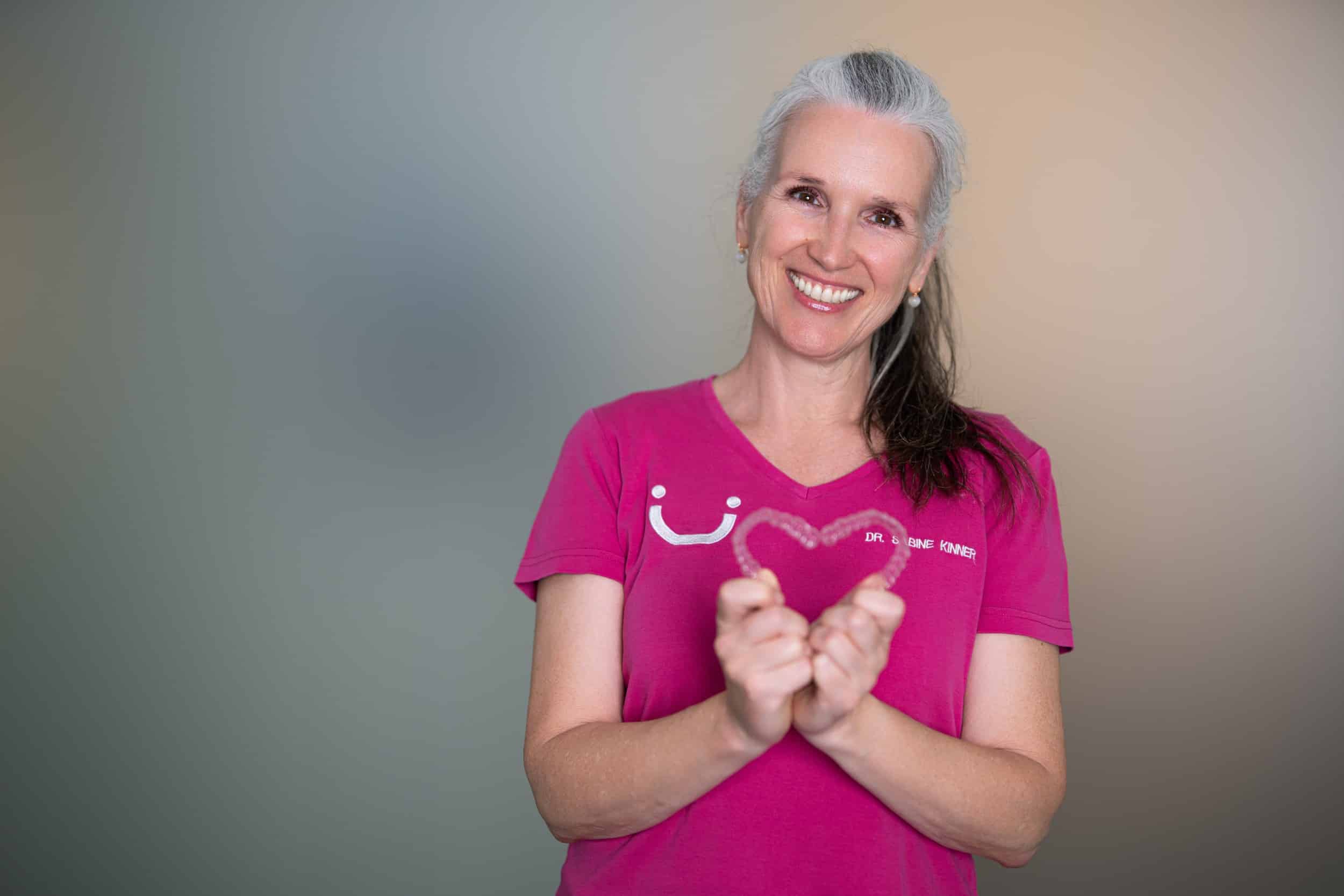 Kieferorthopädin Dr. Kinner zeigt ihre Aligner