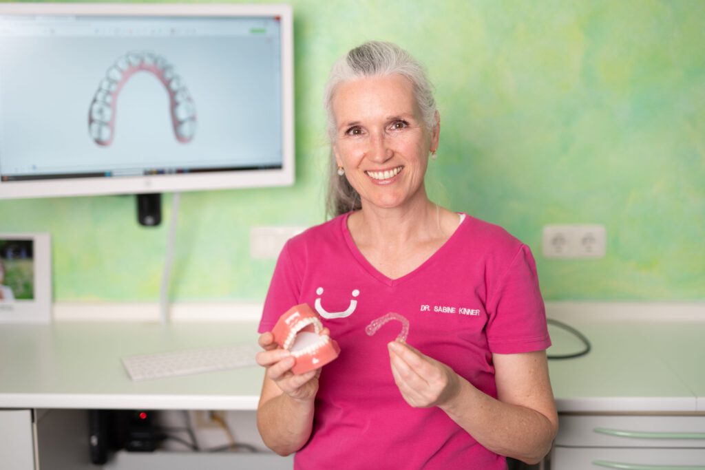 Dr. Kinner zeigt einen Aligner für eine Behandlung
