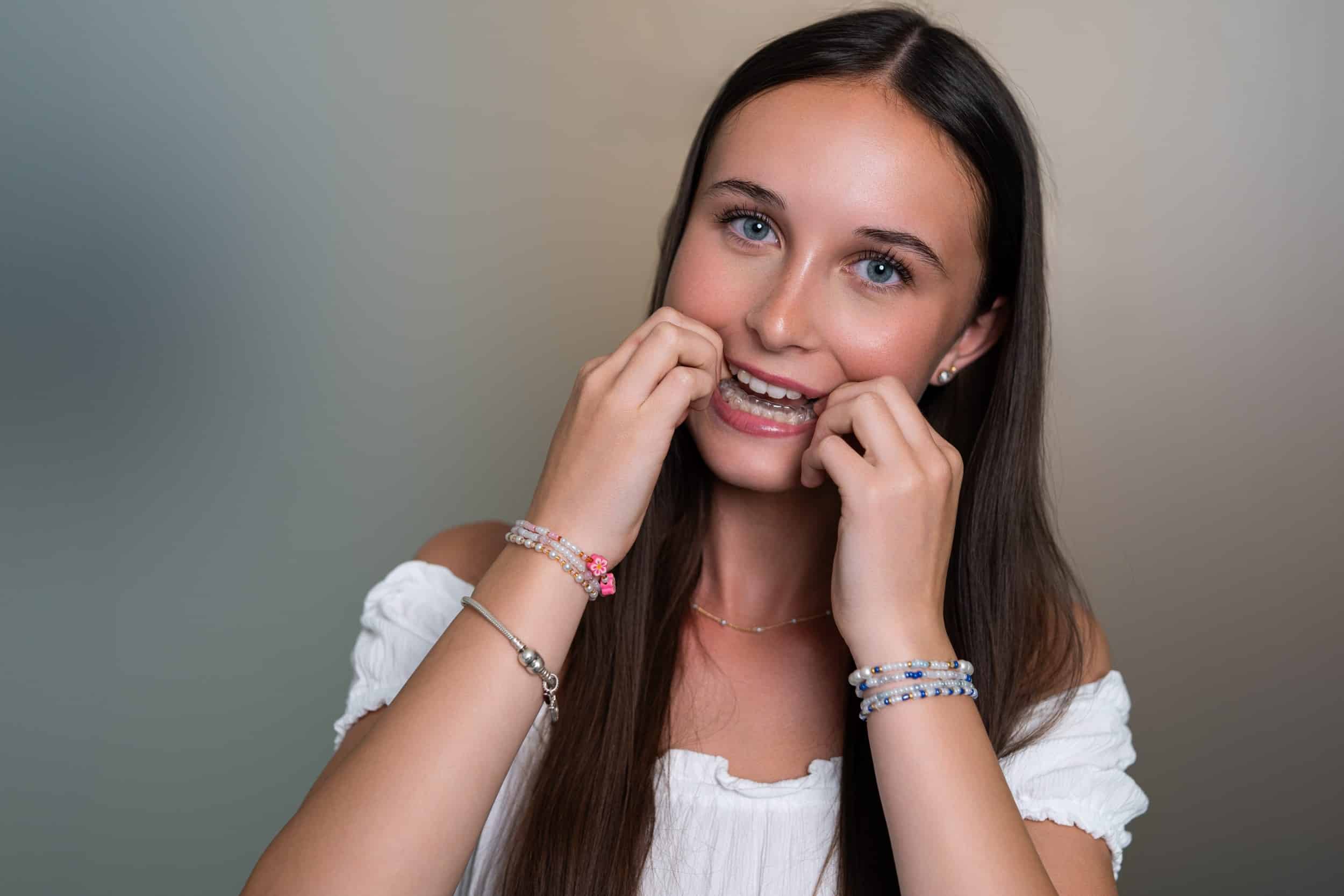 Teenagerin probiert ihren Aligner an
