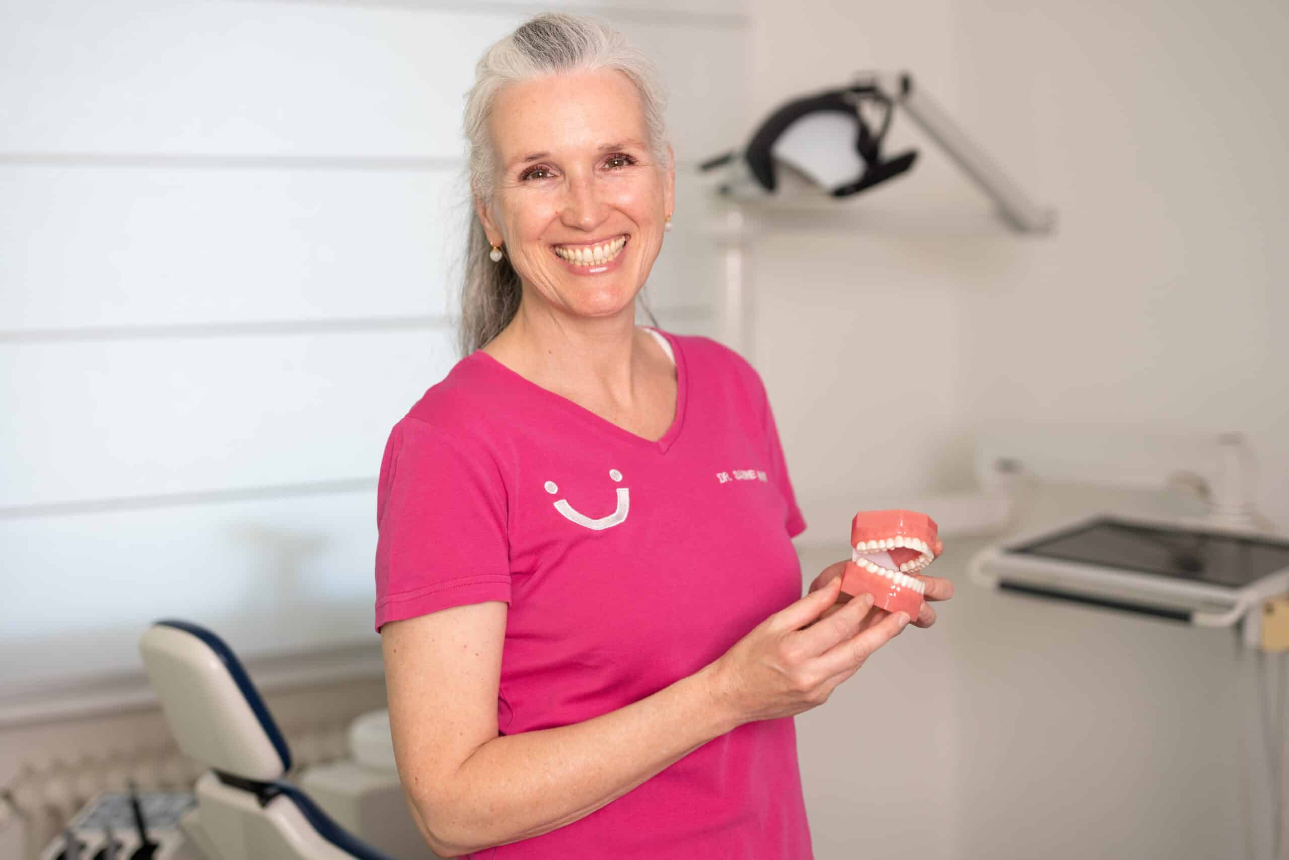 Kieferorthopädin Dr. Sabine Kinner in ihrer Praxis mit dem Modell eines Gebisses